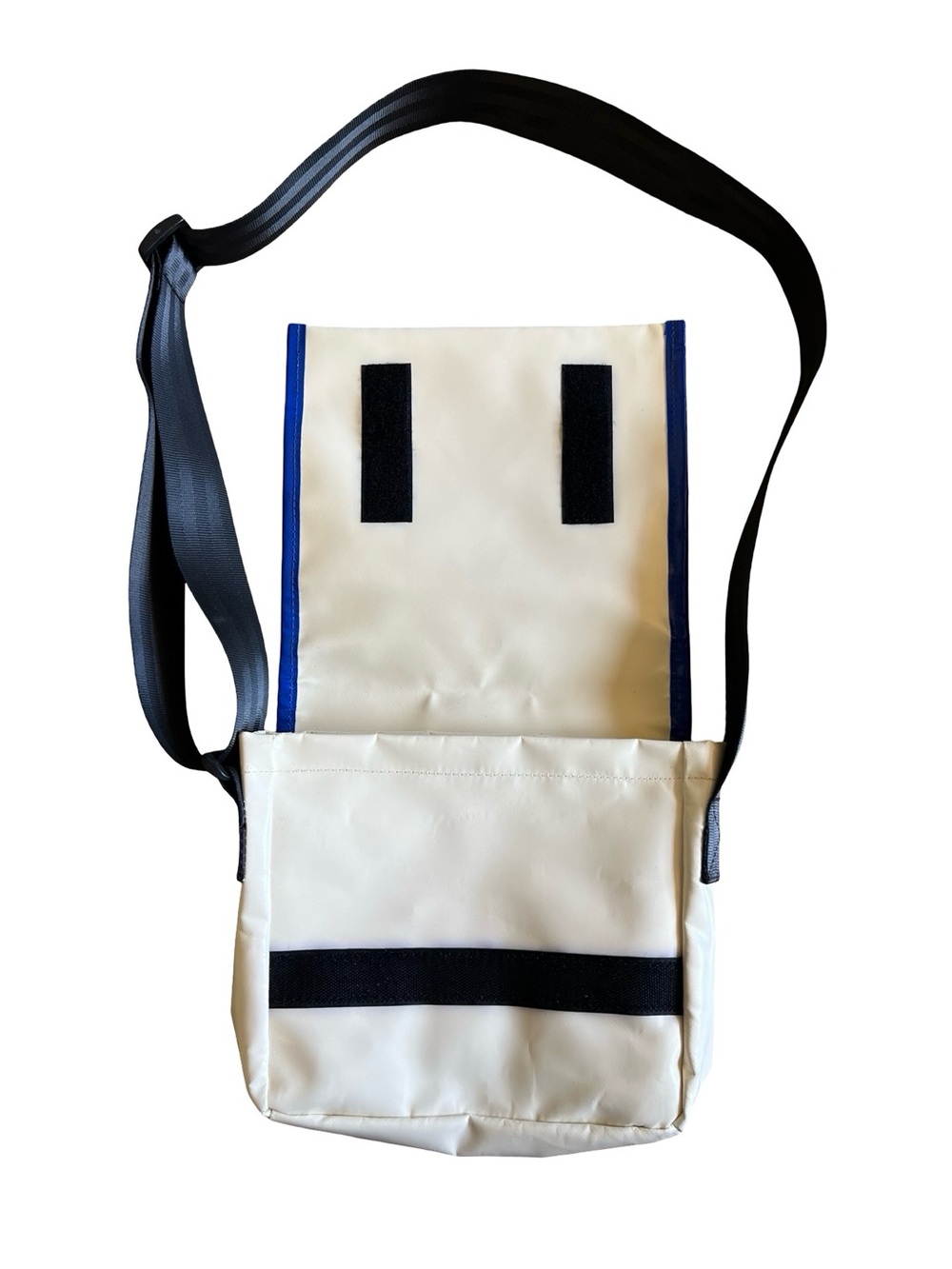 *RARE* ANA All Nippon Airways x Ampelmann Berlin Seatbelt-Strap Crossbody Bag - Picture 3 of 13
